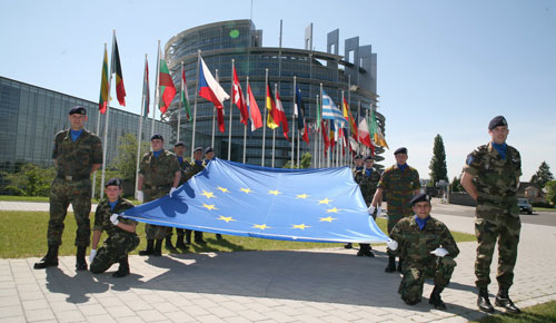 EU muốn tăng cường hợp tác quân sự nội khối để ứng phó tình hình mới.